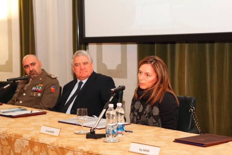 008 la Dott.ssa Mazzotta durante il suo intervento